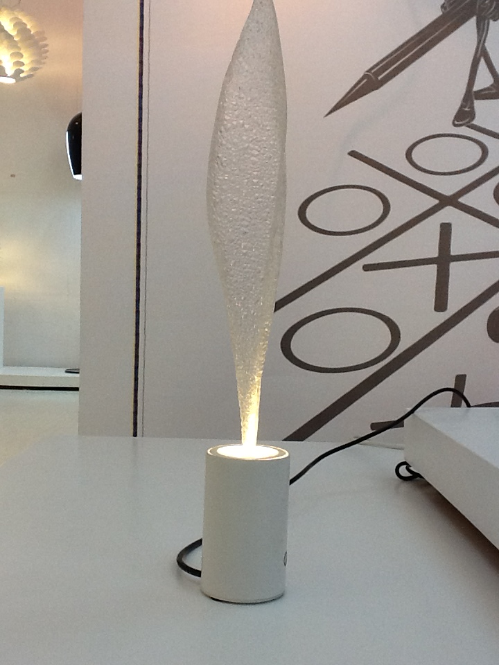 مصباح طاولة LED حديثة من الألومنيوم والأكريليك (2115T)