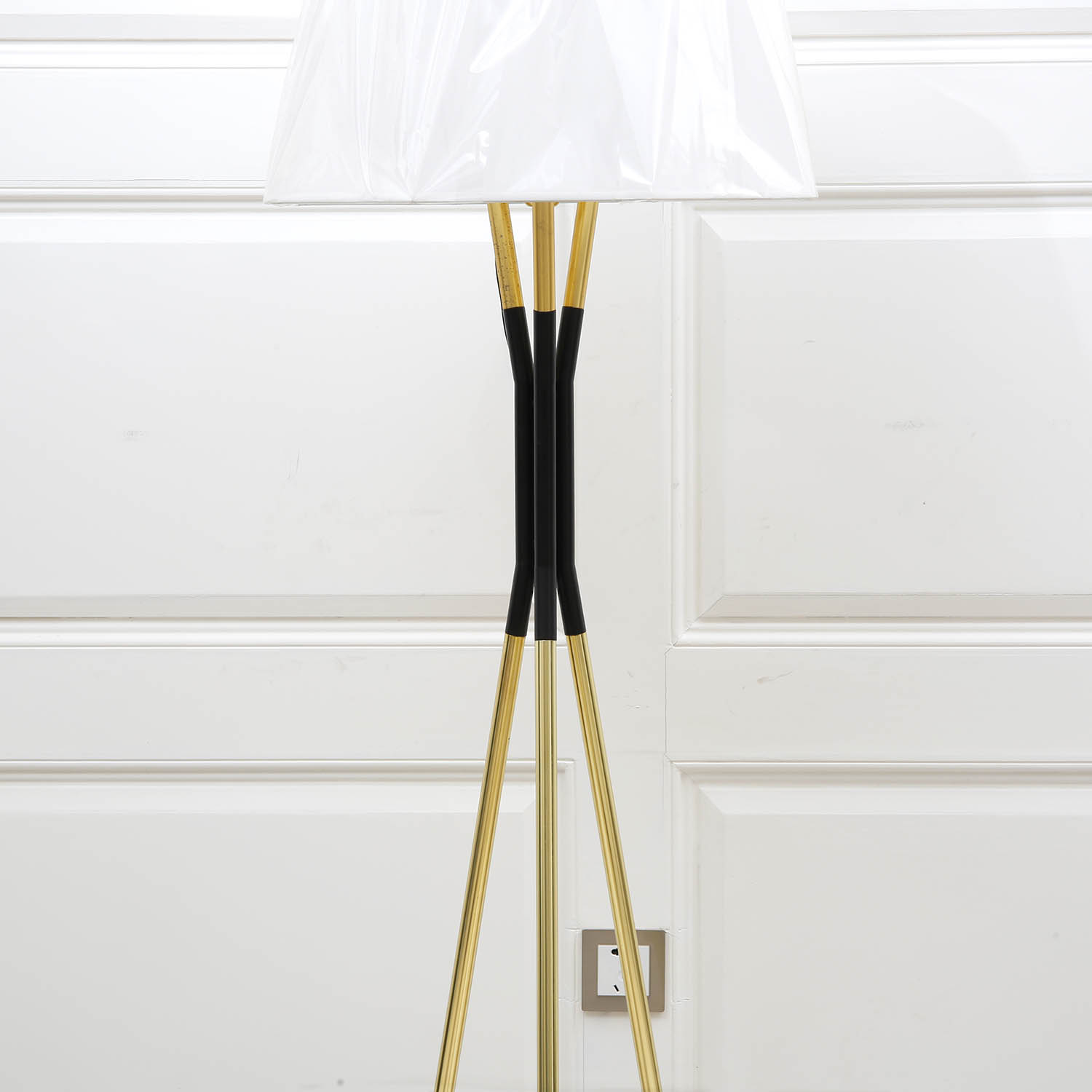 مصباح أرضي معدني لغرفة النوم باللون الأبيض الذهبي العادي (KA528-F)
