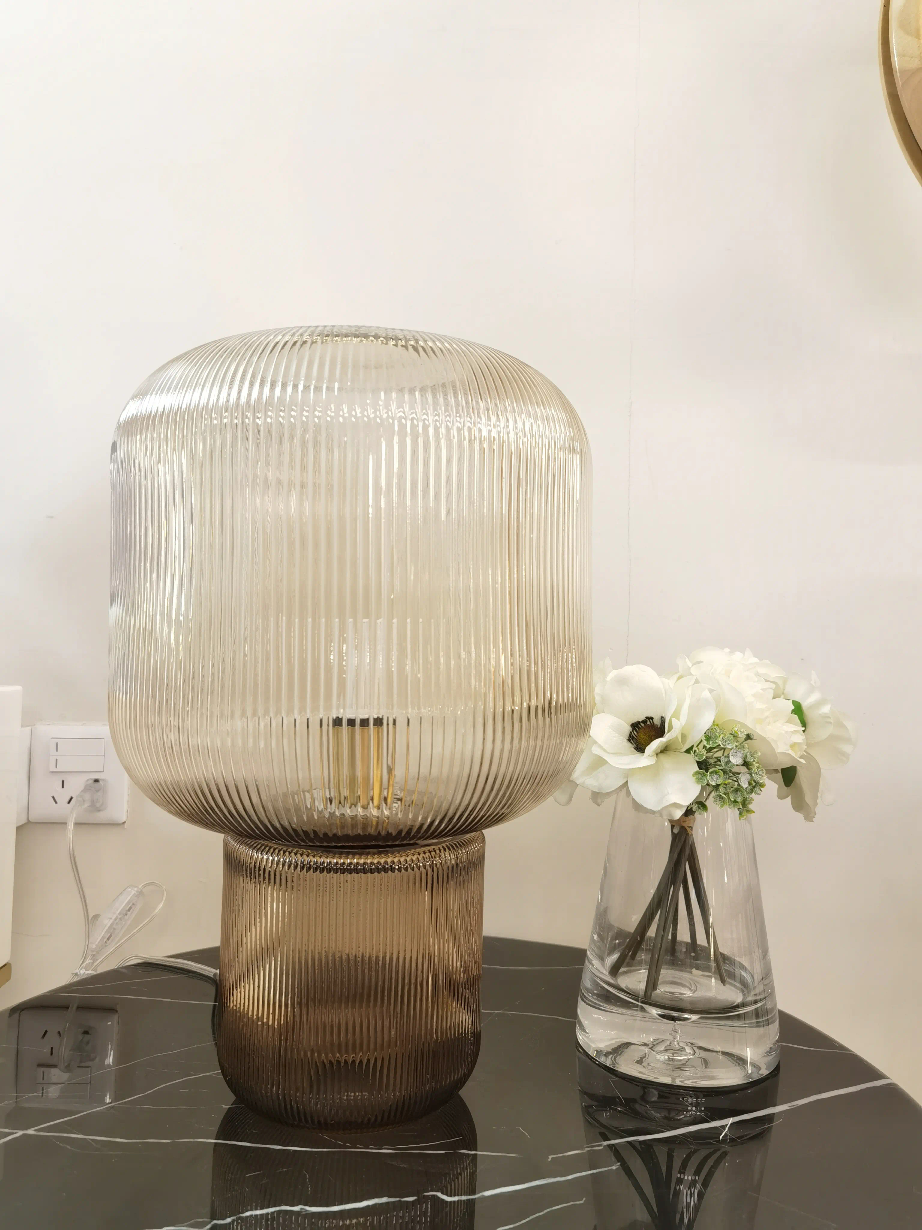 مصباح طاولة زجاجي كهرماني