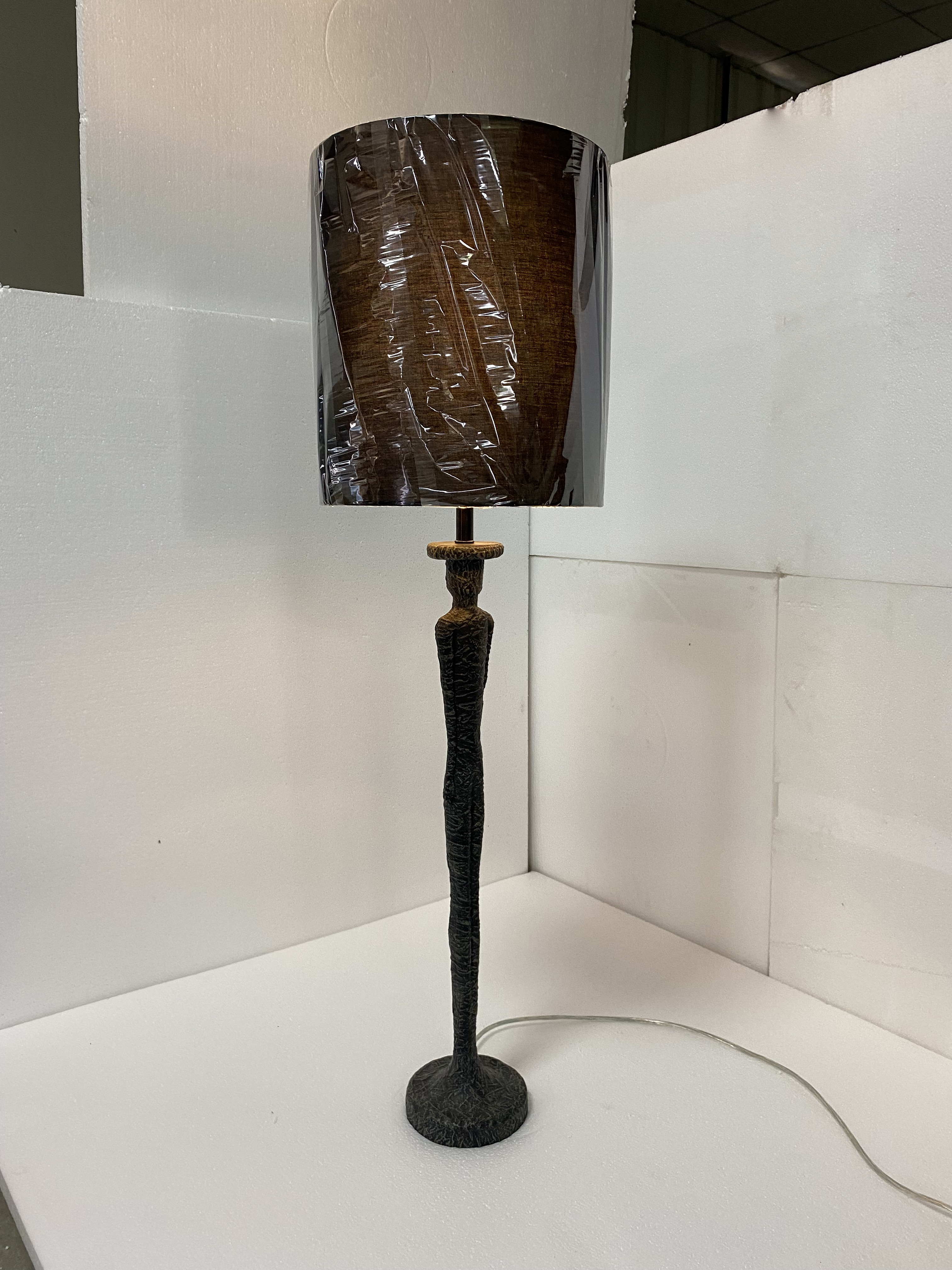 مصباح أرضي من الراتنج المخصص
