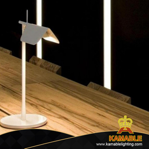 مصباح طاولة غرفة المعيشة باللون الأبيض من الفولاذ الكربوني الأصيل (KAKF6005)