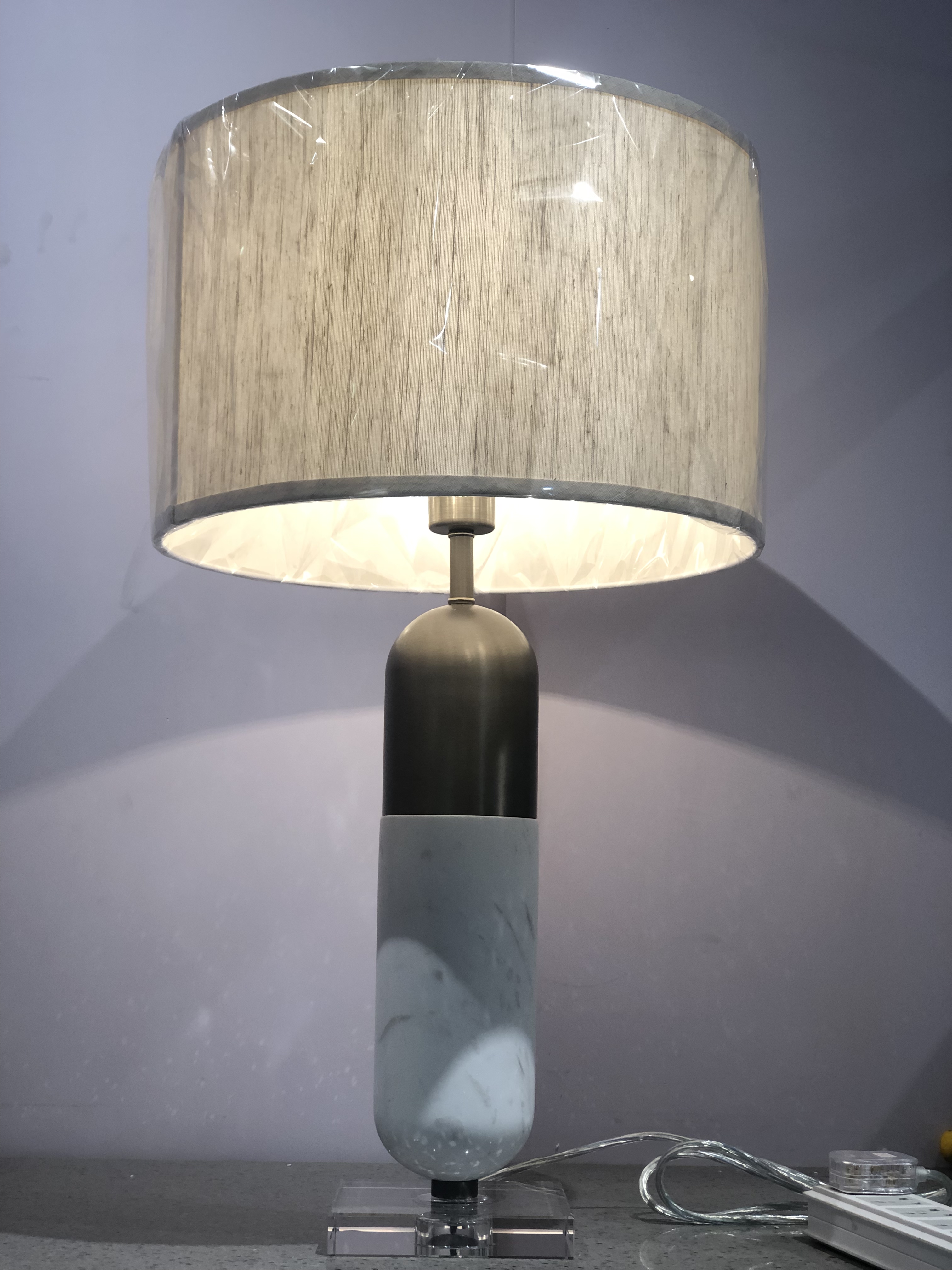 مصباح طاولة من القماش المعدني المذهل Comtemparary في غرفة النوم (KIZ-84T)