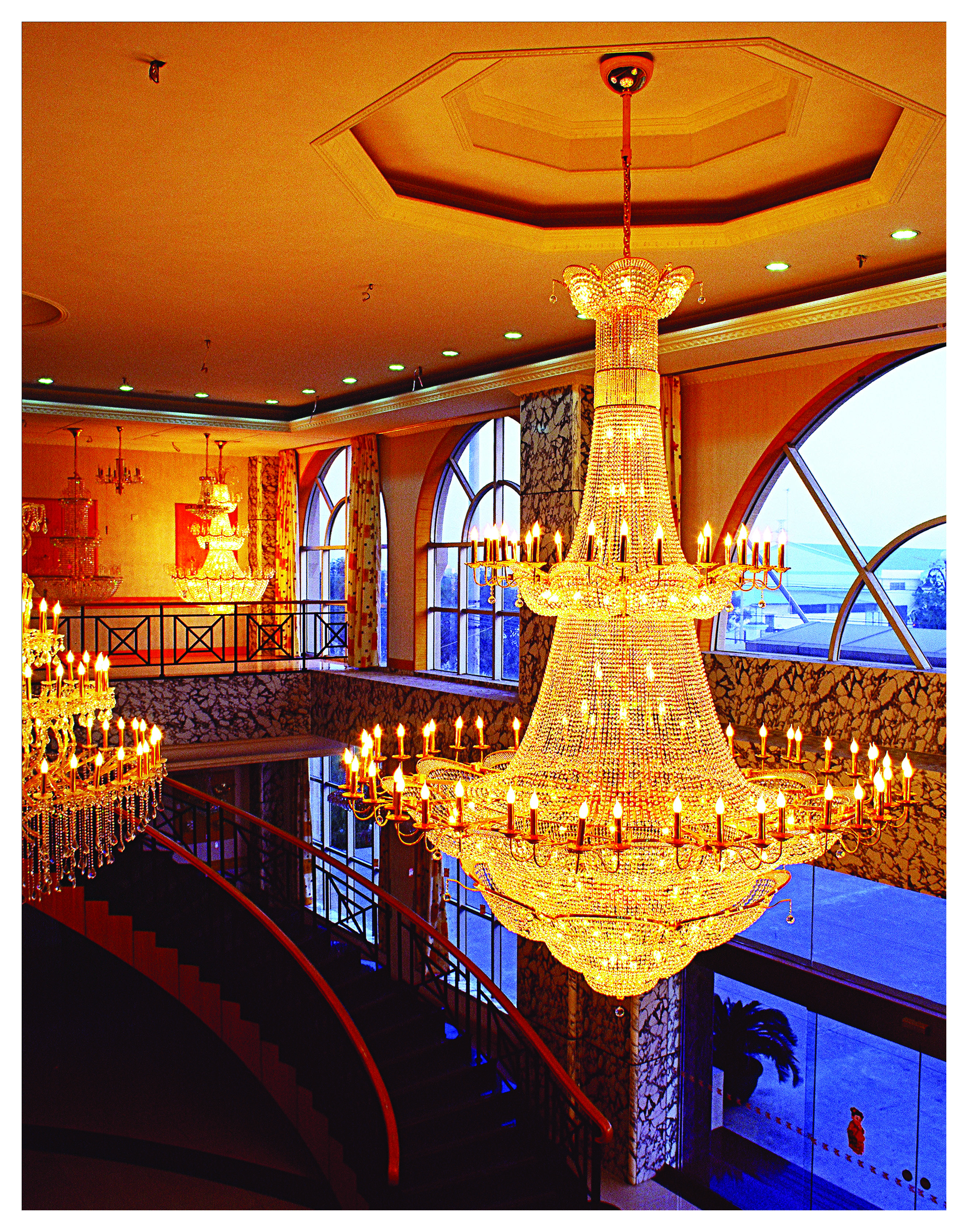 إتقان حرفة الهندسة المخصصة: صناعة الثريات الكبيرة الرائعة