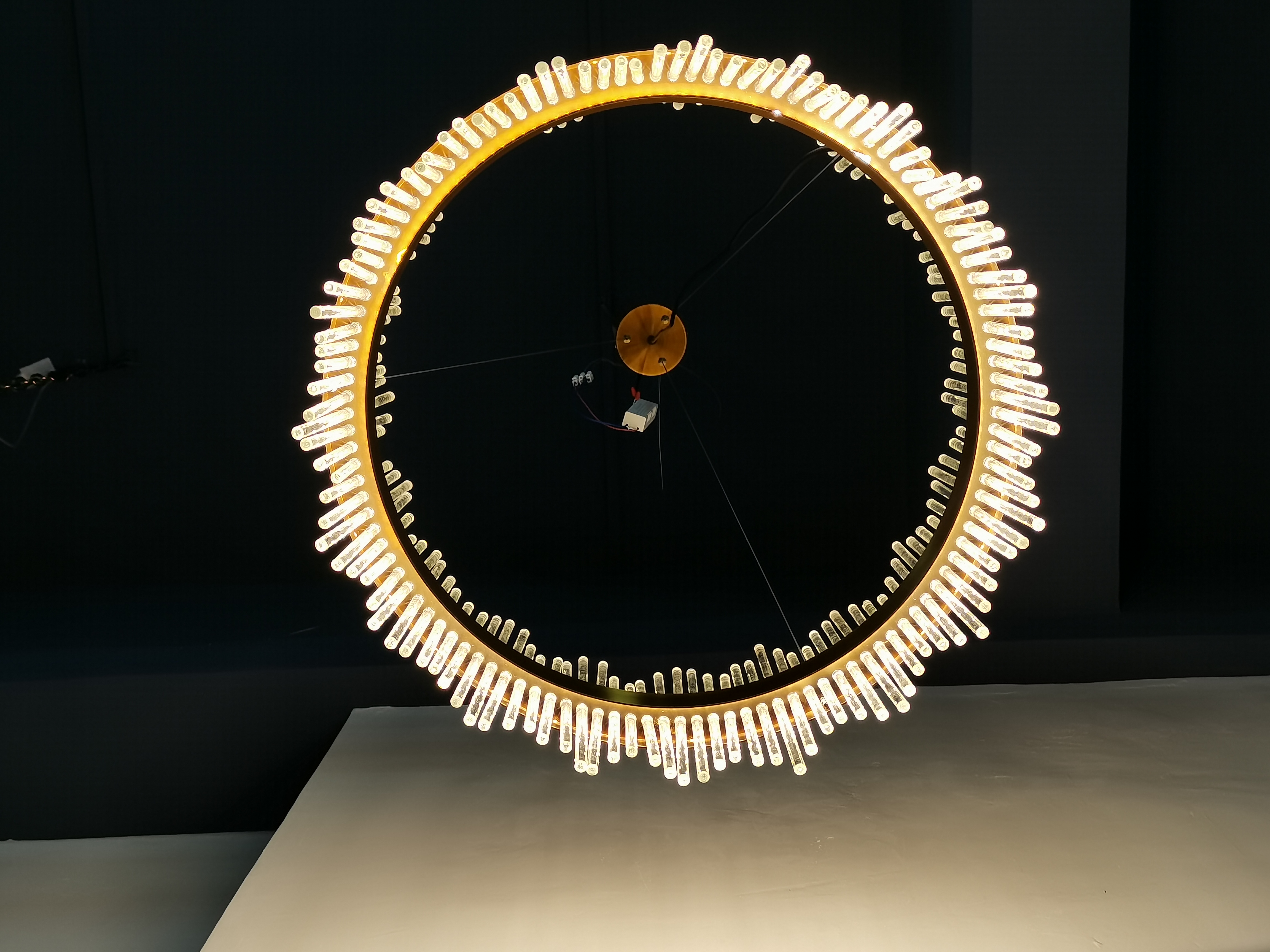 قضبان زجاجية كلاسيكية أنيقة ذهبية معدنية قلادة ضوء في فيلا (UR805M)