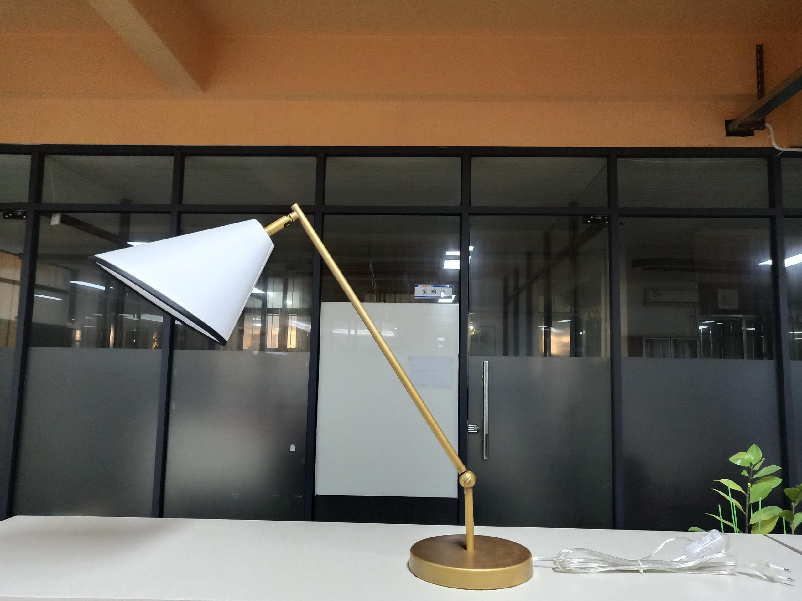 مصباح طاولة حديد ديكور غرفة حديثة (KNC303)