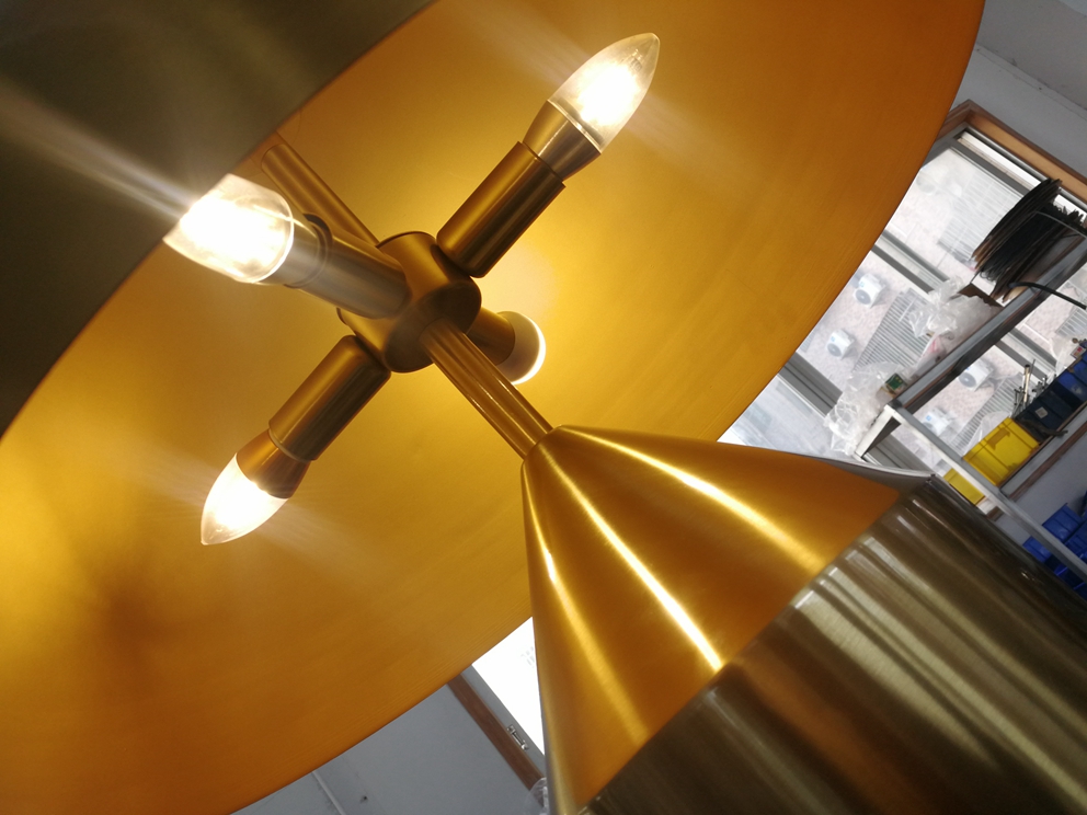 مصابيح طاولة معدنية ذهبية للاستخدام المنزلي (KAT6095)