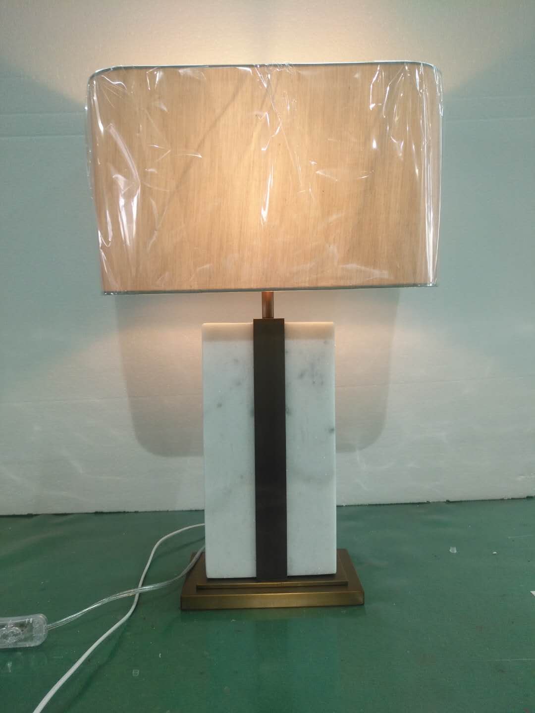 إضاءة طاولة الظل البيضاء المصنوعة من الفولاذ المقاوم للصدأ في الأماكن المغلقة (KA827827)